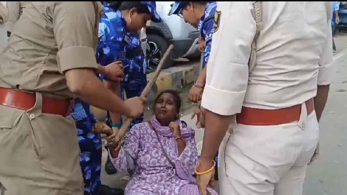 परमानेंट करने की मांग को लेकर सड़कों पर उतरे हजारों विक्रेता ​मिली पुलिस की लाठियां, कई प्रदर्शनकारियों हिरासत में