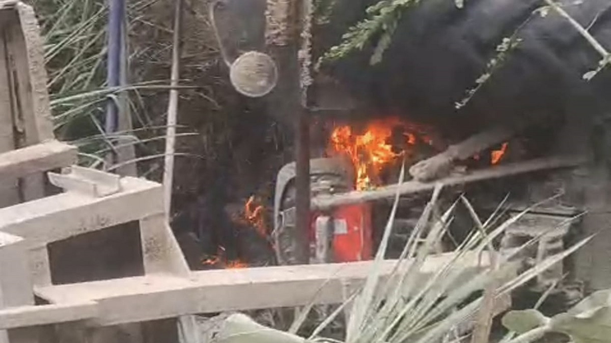 मुजफ्फरपुर में दर्दनाक हादसा, बिजली के पोल से टकराया ट्रैक्टर-ट्रॉली, आग में जिंदा जल गए दो युवक