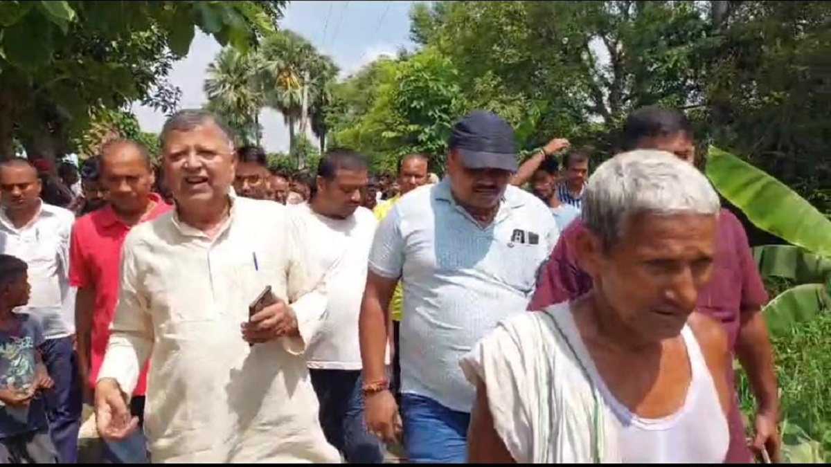 नालंदा से बड़ी खबर: नीतीश के मंत्री पर फूटा लोगों का गुस्सा, करीब एक किलोमीटर तक खदेड़ा, जानें क्यों हुए ग्रामीणों के गुस्से का शिकार