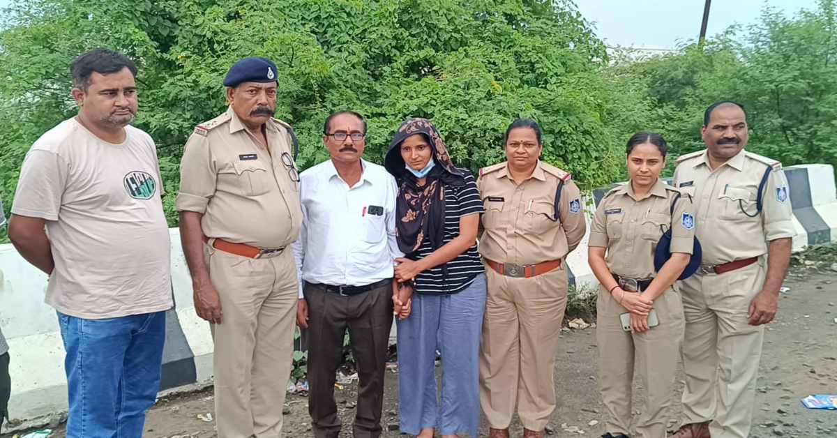 एमपी पहुंची ‘लापता लेडी’: पुलिस ने अर्चना तिवारी उसके परिवार के हवाले किया, यहां पढ़ें मिस्ट्री गर्ल की पूरी कहानी…