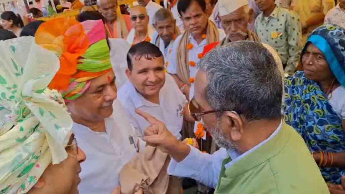 शॉल लेकर खड़े रह गए मंत्री, मीसाबंदी ने सम्मान लेने से किया इनकार, कलेक्टर के मनाने पर कहा- सम्मान का भूखा नहीं हूं, न्याय चाहिए