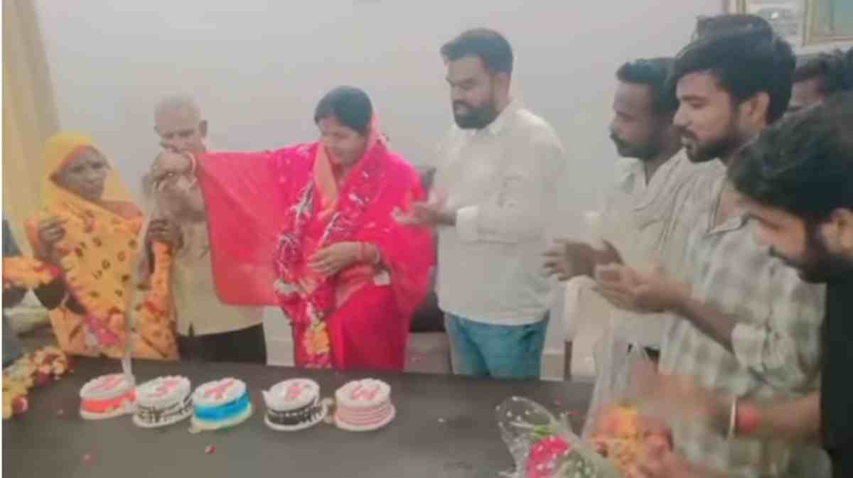 जन्मदिन की ऐसी खुशी! महिला महापौर ने तलवार से काट डाले 5 केक, Video Viral