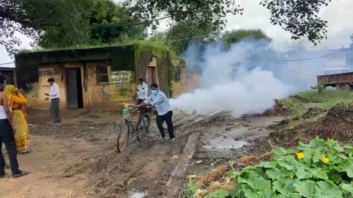 मुरैना में फैली अनोखी बीमारी: बुखार की चपेट में 300 से ज्यादा ग्रामीण, 1 की मौत