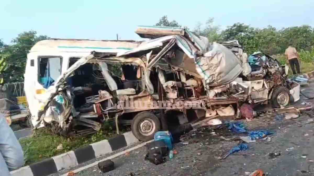 MP में तीर्थयात्रियों की बस की मेटाडोर से टक्कर: 4 श्रद्धालुओं की मौत, काशी विश्वनाथ से दर्शन कर लौट रहे थे गुजरात