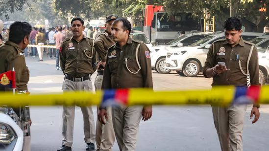 ‘मुझे अरेस्ट कर लो सर…’, पत्नी की हत्या कर थाने पहुंचा युवक, पुलिस वालों को पहले नहीं हुआ उसकी बातों पर विश्वास लेकिन फिर…घर के अंदर का नजर देख उड़े होश