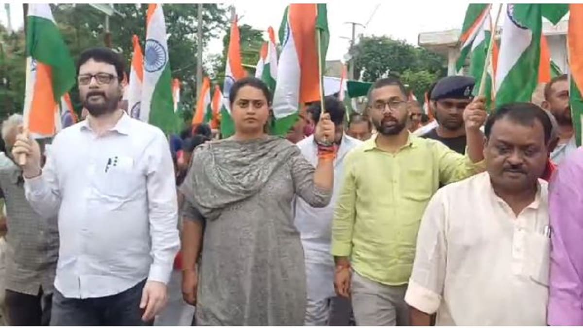 79 मीटर लंबा तिरंगा… ढोल-नगाड़ों की गूंज और देशभक्ति गीतों के साथ निकाली गई तिरंगा यात्रा