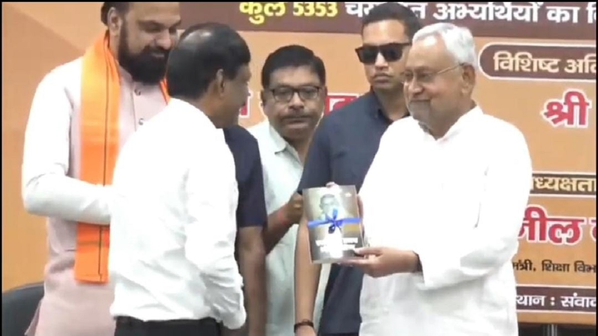 नीतीश कुमार ने बांटे 5,353 नियुक्ति पत्र, शिक्षा विभाग में नई बहाली