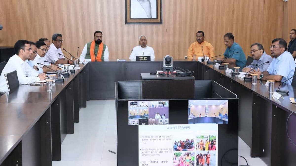 बिहार में बाढ़ की स्थिति पर नीतीश कुमार ने की उच्चस्तरीय बैठक, सम्राट चौधरी भी रहे मौजूद