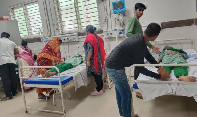 बालासोर : स्कूल में प्रार्थना के दौरान 20 से ज़्यादा छात्राएँ हुईं बेहोश