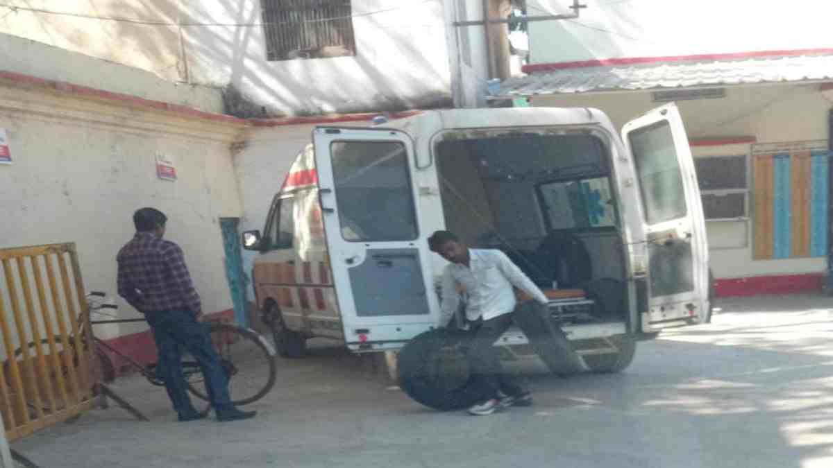108 एंबुलेंस का काला सच: इंतजार में मर रहे मरीज, इधर ढोए जा रहे टायर, Video Viral