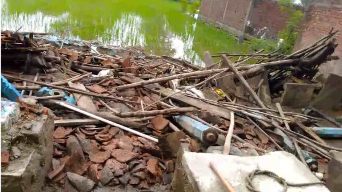 पन्ना में बारिश का कहर: भरभराकर गिरा कच्चा मकान, मलबे में भैंस समेत दबा शख्स