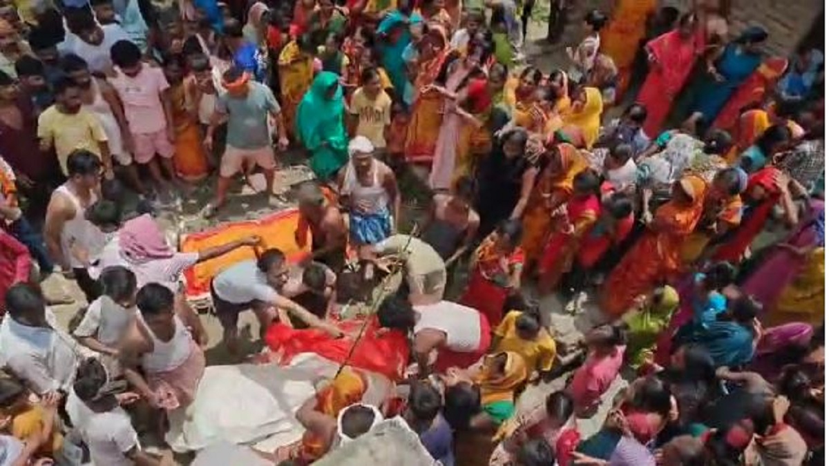 पश्चिम बंगाल बस हादसे में 11 लोगों की मौत के बाद घर पहुंचे शव, मातम में बदलीं शादी की खुशियां