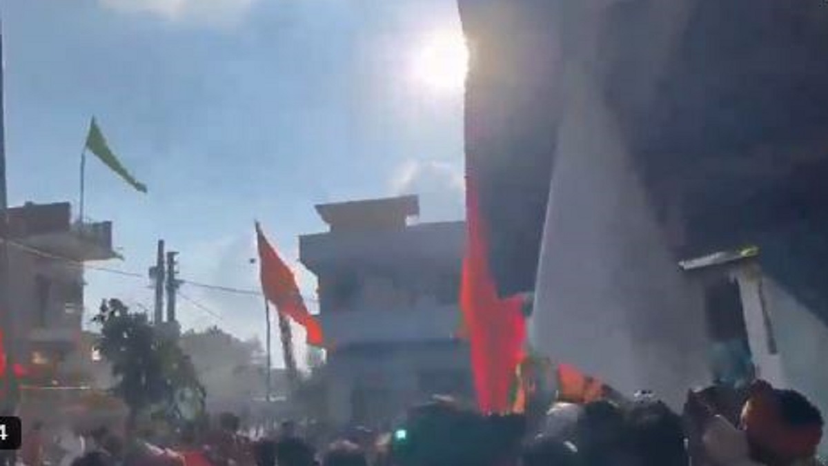 जुलूस पर पथराव, थाना प्रभारी समेत कई लोग घायल, इलाके में तनाव