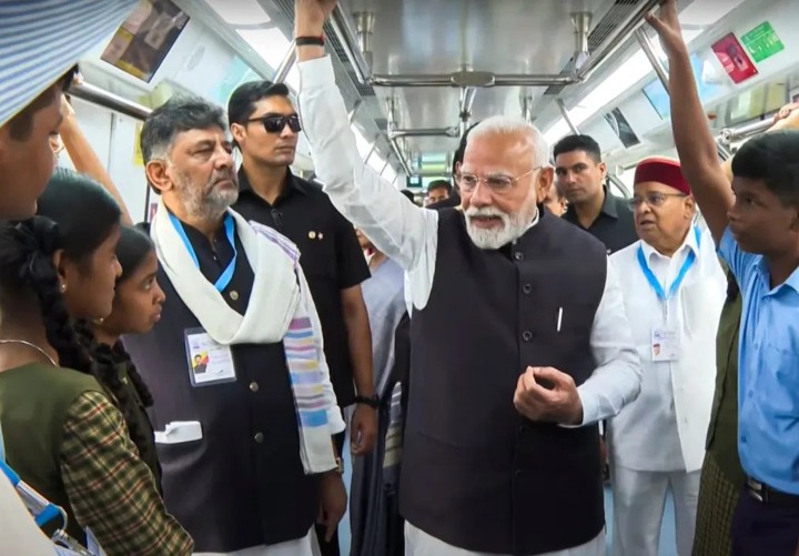 पीएम मोदी ने कर्नाटक को दी कुल 22 हज़ार करोड़ के विकास कार्यों की सौगात : 3 वंदे भारत एक्सप्रेस ट्रेनों को दिखाई हरी झंडी, बेंगलुरु मेट्रो की येलो लाइन का भी किया उद्घाटन