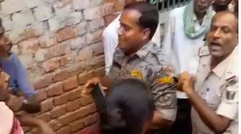 बिहार में पुलिस पर हमले जारी, पुलिसकर्मी देते रहे समझाइश, ग्रामीणों ने निकाले लाठी-डंडे