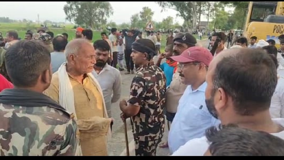 मुआवजा न मिलने से भड़के किसान, भारतमाला सड़क निर्माण कार्य रोकने पर अड़े, तीन दिनों से जारी है हंगामा