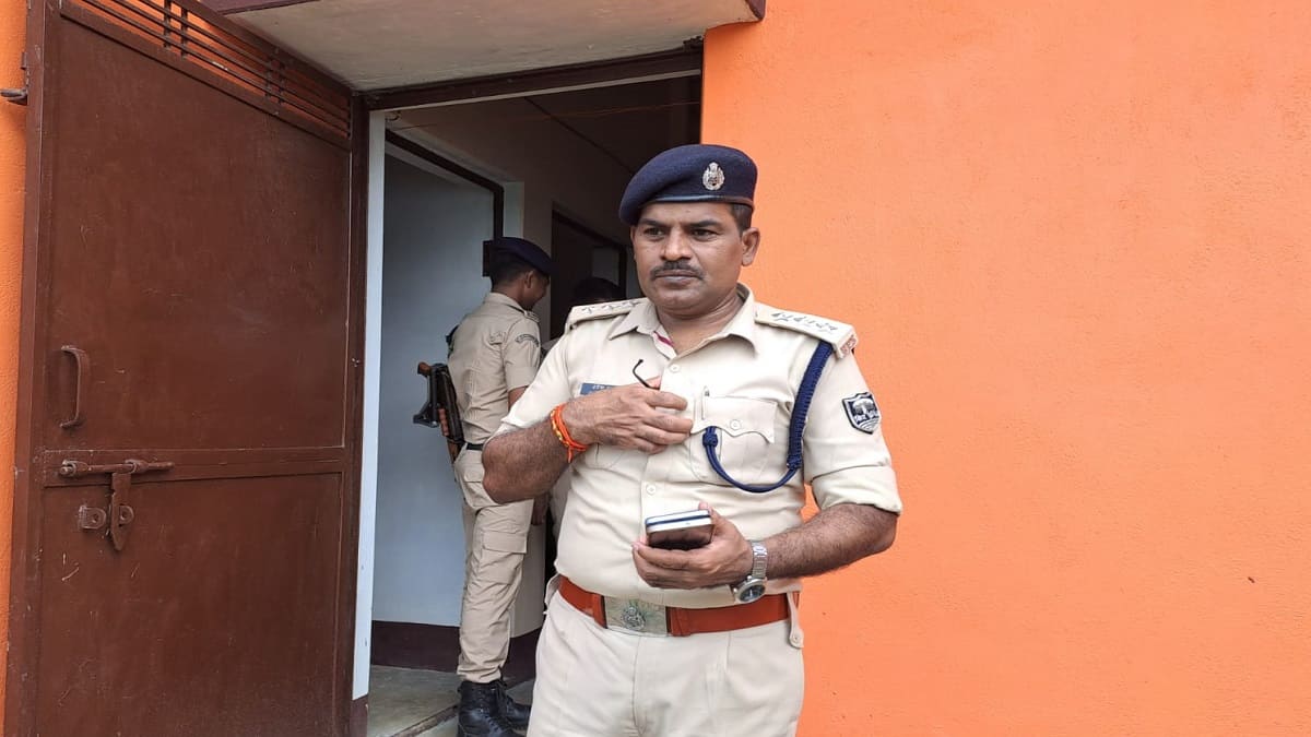 चोरी के दौरान चोर ने अपने ही साथी को गलती से मार दी गोली, मौके पर हुई मौत, जानें क्या है ये चौंकाने वाला मामला