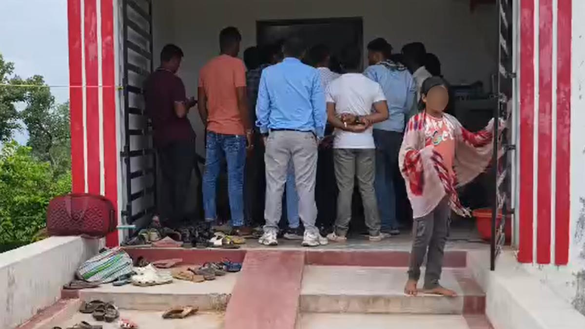 संडे प्रेयर के नाम पर चल रहा था धर्मांतरण का खेल! विहिप-बजरंग दल ने मचाया हंगामा, पास्टर को पूछताछ के लिए थाने ले गई पुलिस…