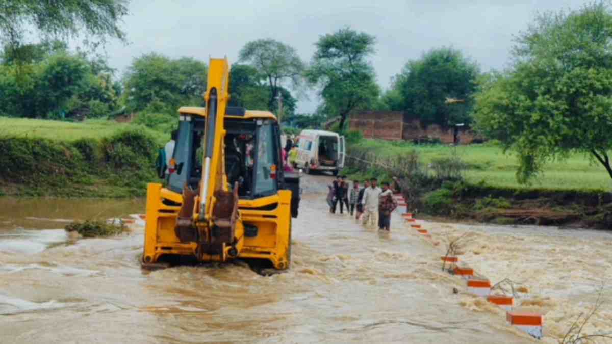 दर्द से कराह रही थी गर्भवती पुष्पा, उफनती नदी के पार खड़ी थी एंबुलेंस, सरपंच साहब ने JCB में बैठाया और फिर…