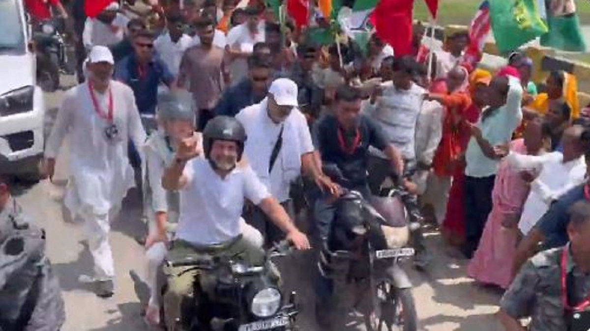 वोटर अधिकार यात्रा लगातार पकड़ रही जोर, प्रियंका गांधी को बुलेट पर बैठाकर राहुल ने निकाली बाइक रैली