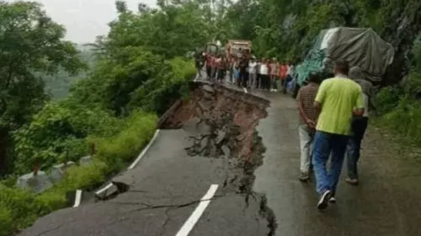 पठानकोट-चंबा नेशनल हाईवे पर बारिश के कारण धंसी रोड, लगा लंबा जाम