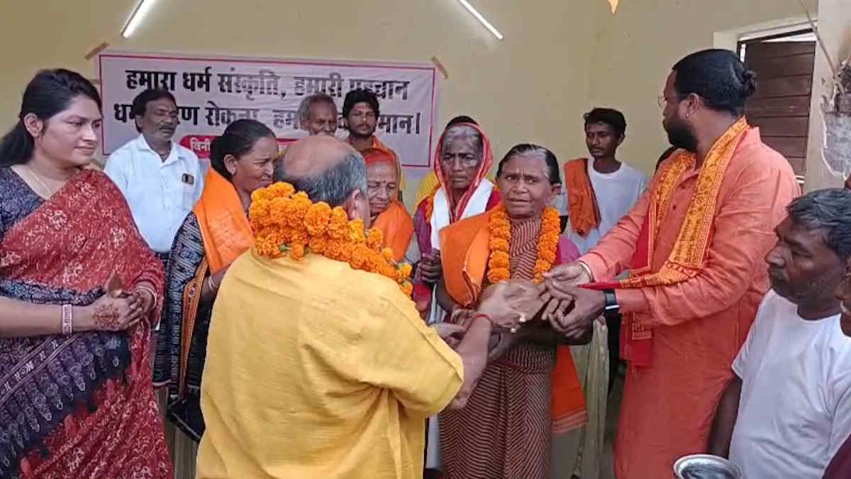 धर्मांतरण रोकने सक्रिय हुई जगन्नाथ सेना, विधायक पुरंदर मिश्रा ने पैर धोकर 4 महिलाओं की कराई घर वापसी…