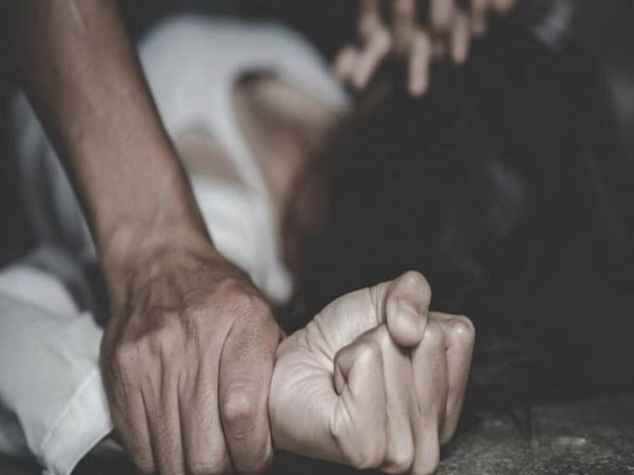 दिल्ली में इंसानियत शर्मसार ! चरित्र पर सवाल उठाने के बाद बेटे ने ही लूट ली मां की इज्जत, पिता से बोला- तलाक दे दो ; मां-बेटी की शिकायत पर दरिंदा बेटा गिरफ्तार
