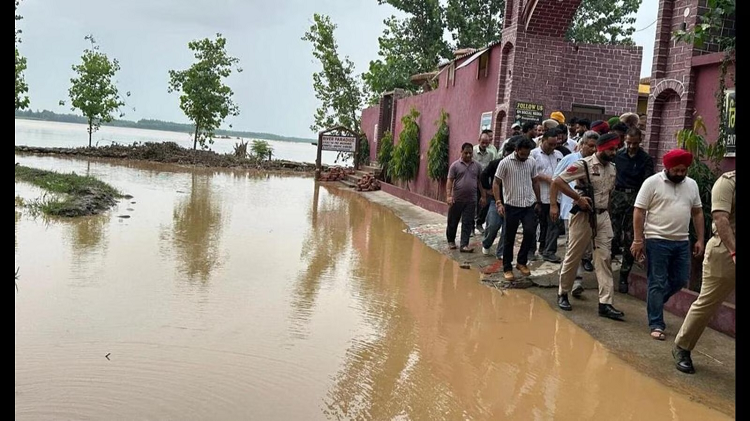 रावी नदी से छोड़ा गया पानी, कई गांव खतरे के निशान पर