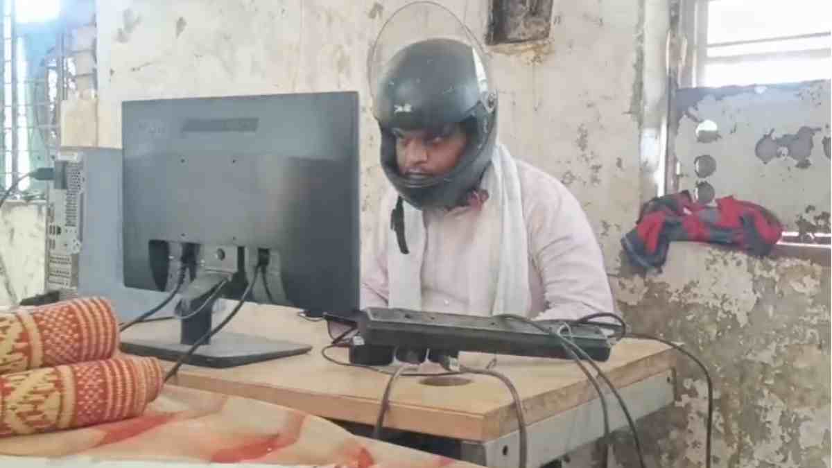जान की बाजी लगाकर सरकारी काम: हेलमेट पहनकर जर्जर भवन में जोखिम उठा रहे कर्मचारी, प्लास्टर नीचे गिरने पर उठाया कदम