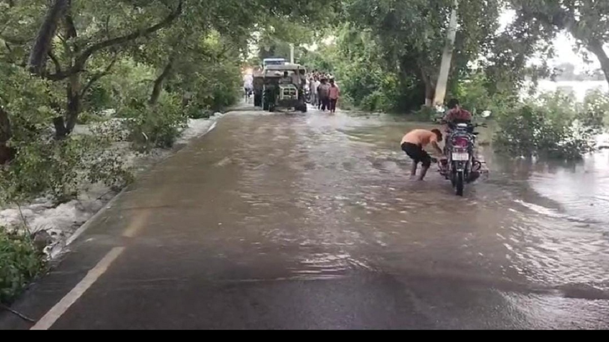 बिहार-यूपी को जोड़ने वाली दुर्गावती ककरैत पथ पर बाढ़ जैसी स्थिति, आवागमन हुआ प्रभावित