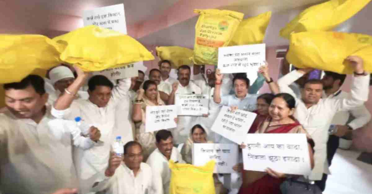 MP Monsoon Session: विधानसभा में खाद की बोरी लेकर पहुंचे कांग्रेसी, कहा- खाद बीज से जूझ रहा किसान, कृषि मंत्री बोले- कहीं कोई कमी नहीं