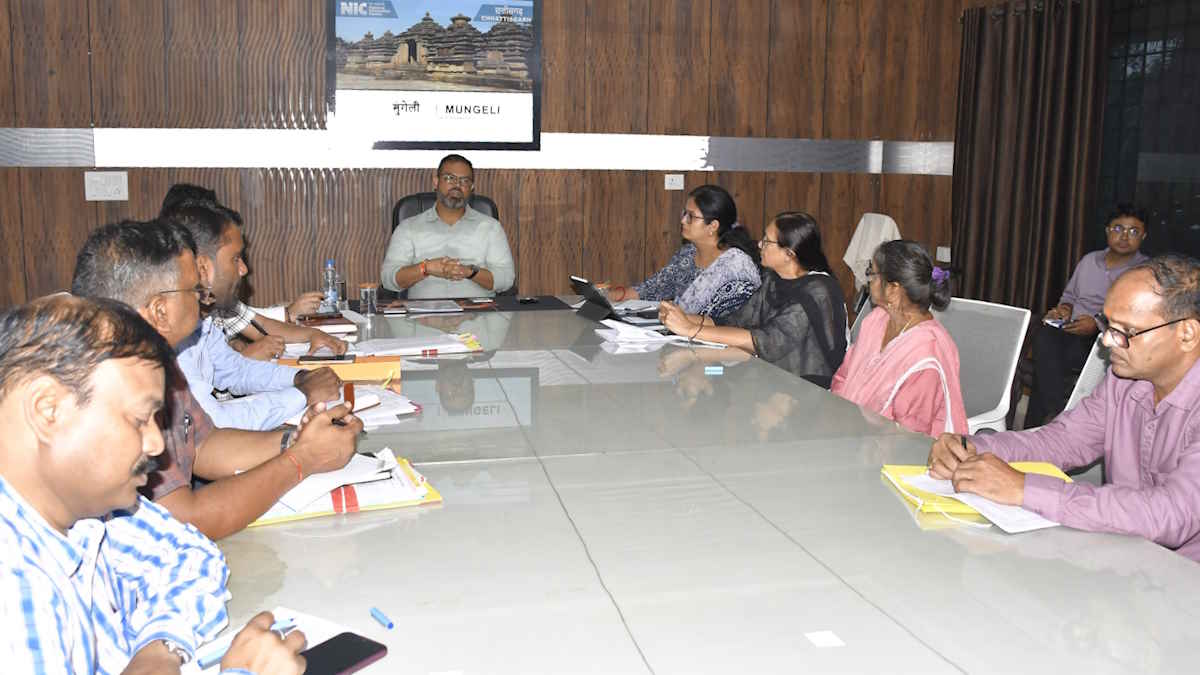 आधी रात तक शिक्षा विभाग के अफसरों की क्लास : स्कूल की छत का प्लास्टर गिरने के बाद कलेक्टर का बेहद सख्त रवैय्या, रातों-रात मंगवाए गए प्रपत्र…