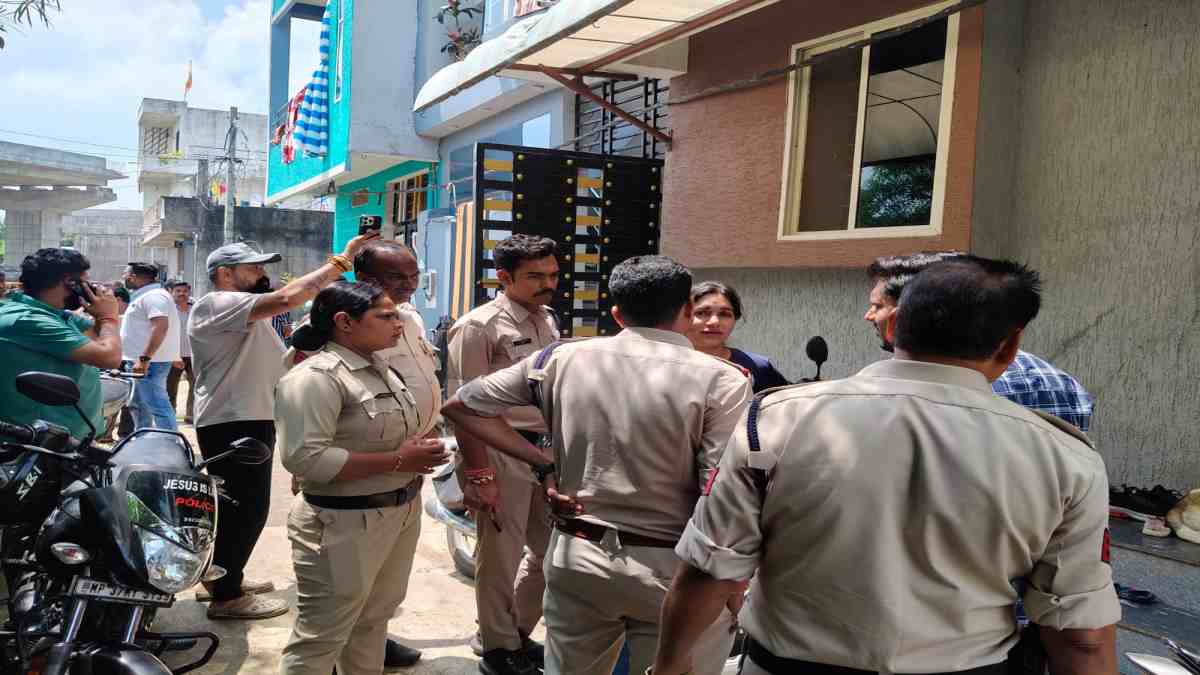 सीहोर धर्मांतरण मामले में बड़ी कार्रवाई: आरोपी जब्बार खान गिरफ्तार, ड्यूटी में लापरवाही बरतने पर आरक्षक निलंबित, हाउसिंग बोर्ड में चल रही थी ईसाई प्रार्थना सभा