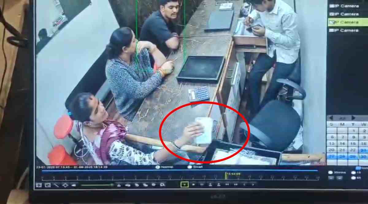 1 बंटी और 2 बबली का कारनामा: दुकानदार के सामने ही सोने के चमचमाते लॉकेट किए पार, हैरान कर देगा ये Video