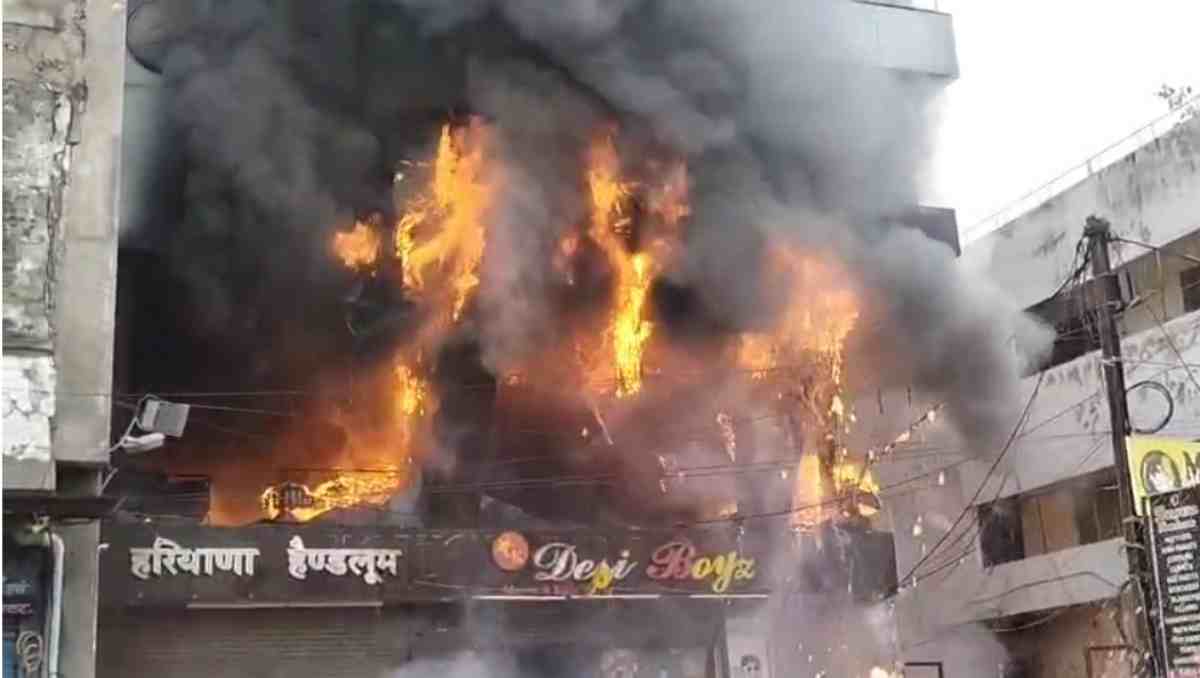 बिल्डिंग में लगी भीषण आग, चपेट में आई दर्जनों दुकानें, कई लोगों के फंसे होने की आशंका, रेस्क्यू ऑपरेशन जारी