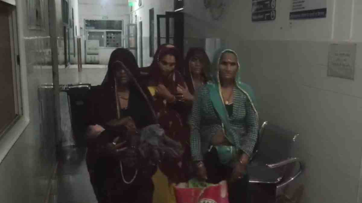  शर्मनाक: अस्पताल बंद मिला तो सड़क पर हुई डिलीवरी, लोडिंग वाहन ने नवजात समेत मां को पहुंचाया अस्पताल