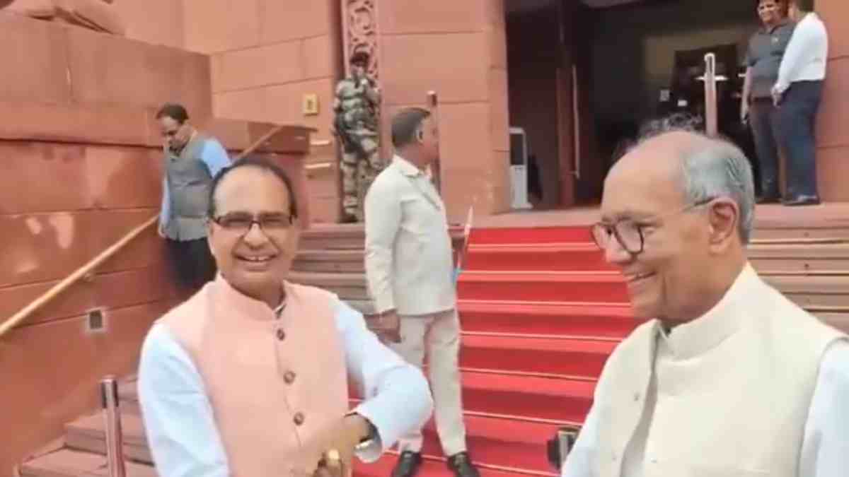 जब संसद के बाहर टकराए MP के 2 धुरंधर, दिग्विजय से मिलते ही खिल उठे शिवराज के चेहरे, कहा- हम दिल से मिलते हैं…