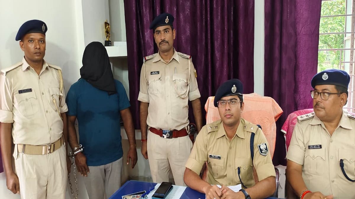 कटिहार पुलिस की बड़ी कार्रवाई, चार चोर गिरफ्तार, नकदी व जेवर बरामद