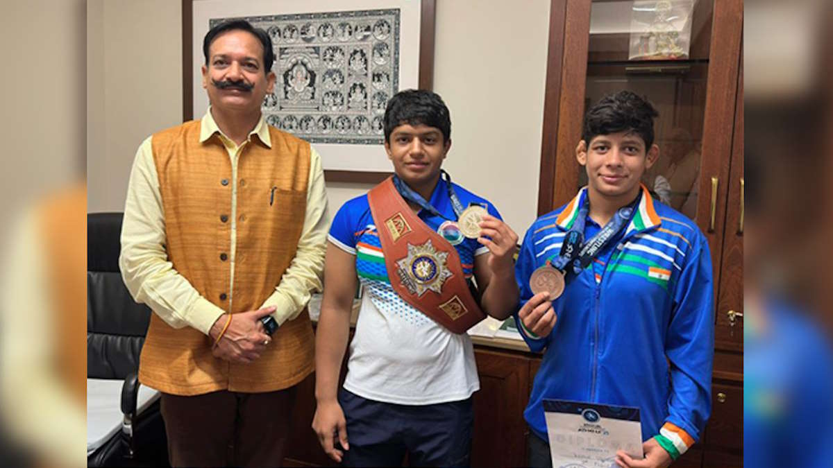 राजस्थान के कुश्ती सितारे अश्विन और कोमल वर्मा अंडर-17 विश्व चैंपियनशिप में सफलता के बाद पहुंचे संसद, खेल मंत्री से की मुलाकात…