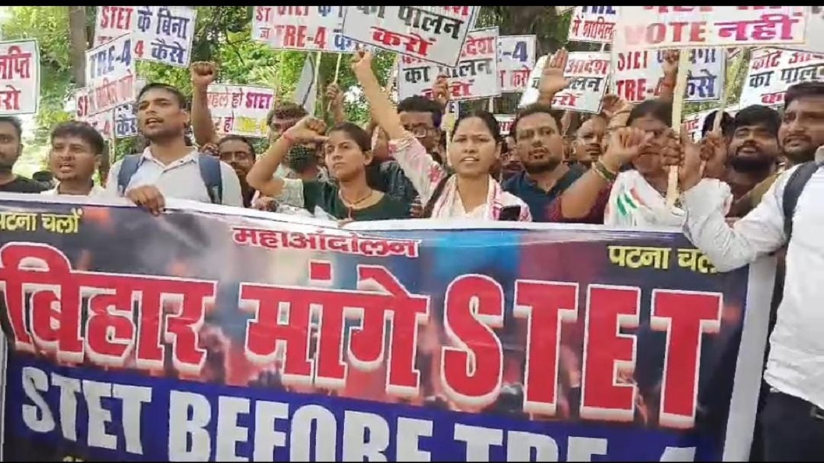 STET परीक्षा की मांग पर पटना में छात्रों का जोरदार प्रदर्शन, मुख्यमंत्री आवास घेराव की कोशिश