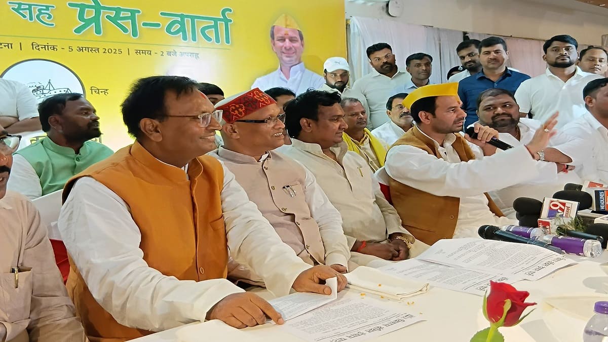 तेज प्रताप यादव का नया सियासी दांव, निषाद वोट बैंक पर है नजर या उपेंद्र कुशवाहा की राह पर है लालू ​के लाल?