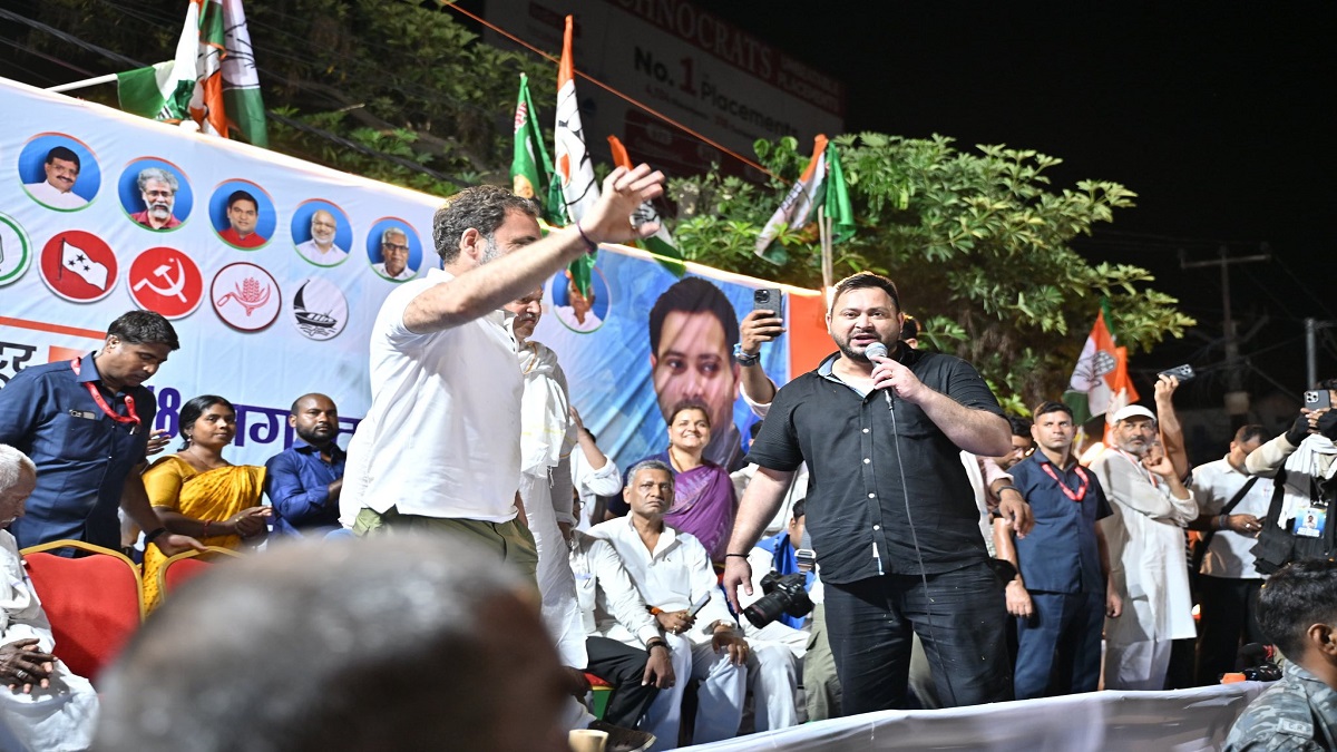 राहुल ने गाड़ी रुकवाकर बीजेपी कार्यकर्ताओं को दिखाया थम्स-अप, मुस्कुराते हुए दी फ्लाइंग किस