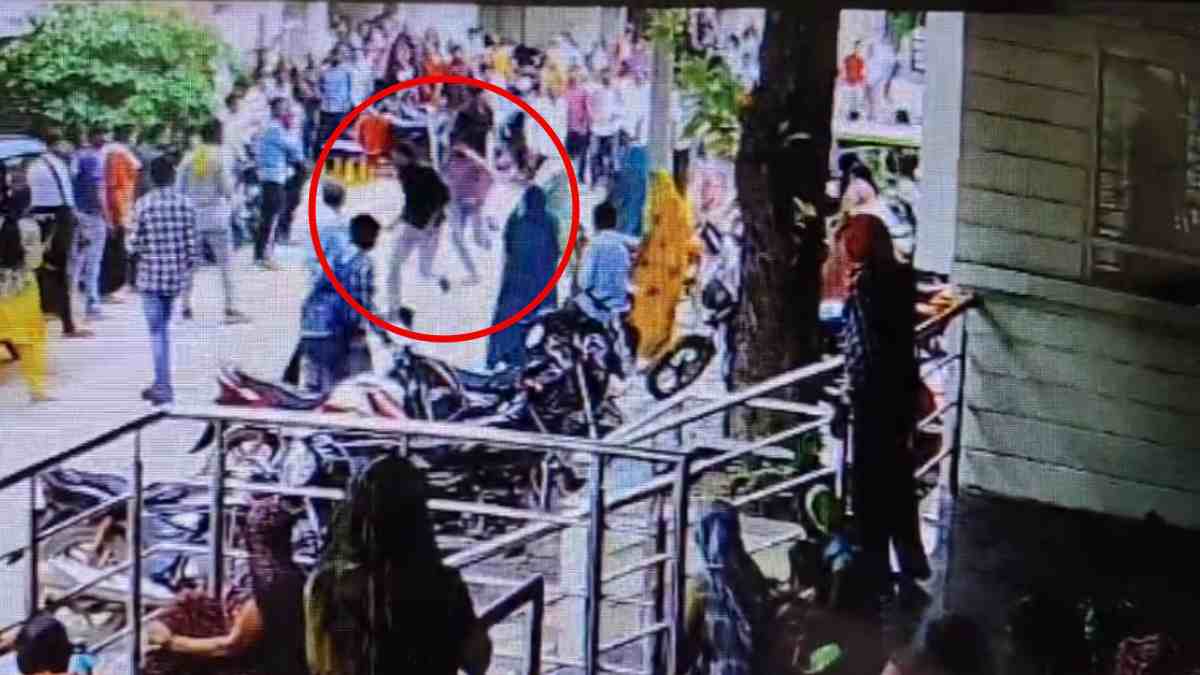 इलाज कराने गए मरीज से मारपीट: डॉक्टर के कर्मचारियों ने दौड़ा-दौड़कर लोहे के पाइप से पीटा, Video Viral