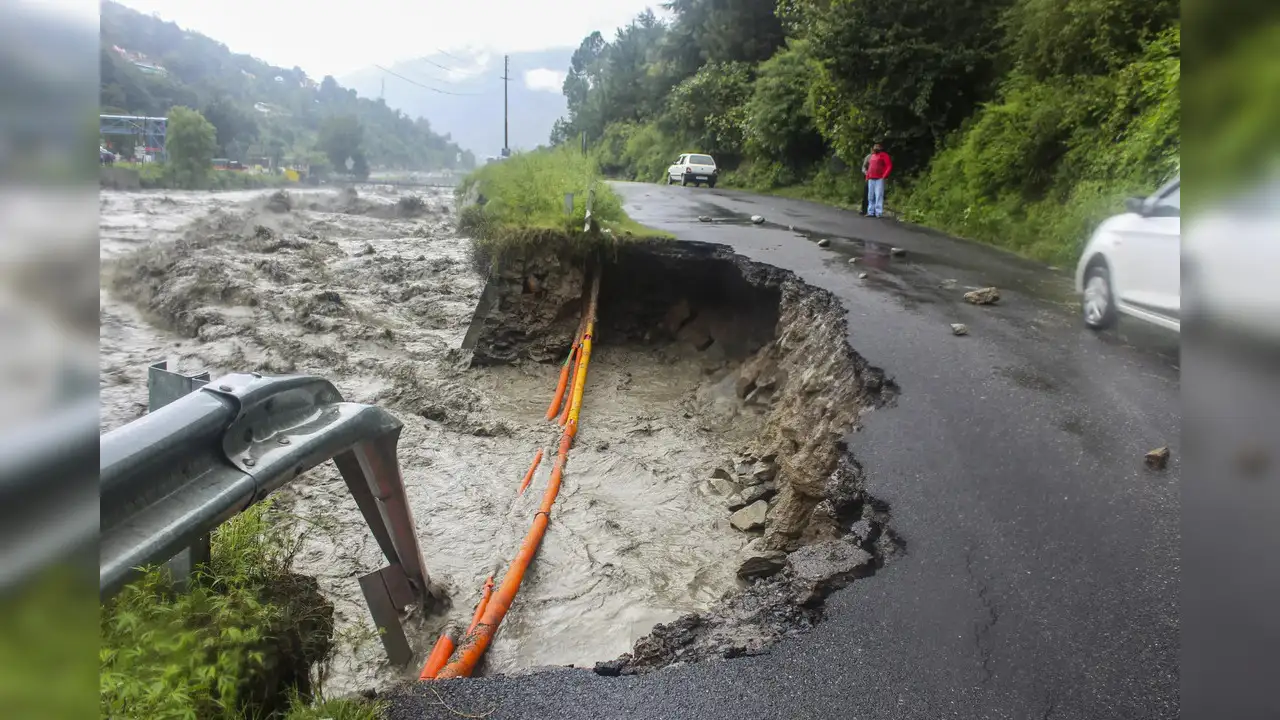 भारी बारिश से हुई Land slide, चंडीगढ़-मनाली फोरलेन पर यातायात प्रभावित