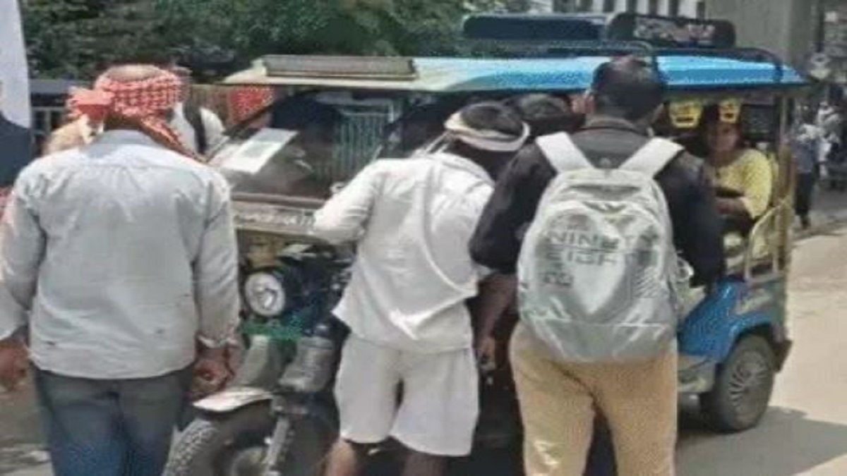 रूट बदलाव के खिलाफ सड़क पर उतरे पटना के ऑटो चालक, यातायात ठप