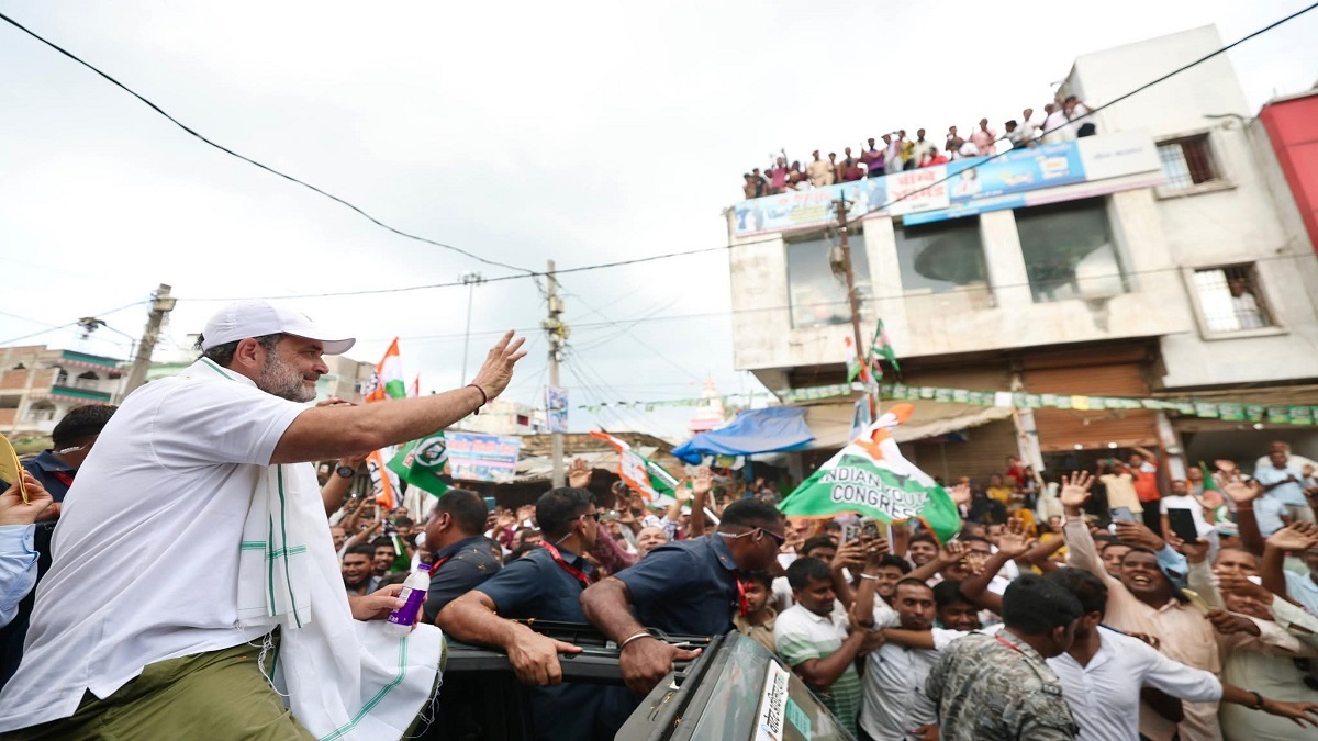 बेतिया से आगे बढ़ी वोटर अधिकार यात्रा, राहुल गांधी ने गांधी प्रतिमा पर किया माल्यार्पण, कार्यक्रम में सचिन पायलट भी है शामिल