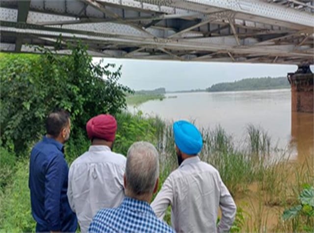 ब्यास दरिया खतरे के निशान पर, दो निचले गांव शेर बाघा और शेरनिगाह में बाढ़ का खतरा