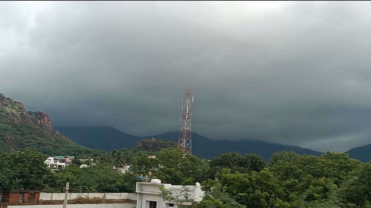 पटना सहित कई जिलों में रुक-रुककर बारिश, मौसम हुआ सुहावना, बिहार में फिर सक्रिय हुआ मानसून, सात अक्टूबर तक रहेगा जारी