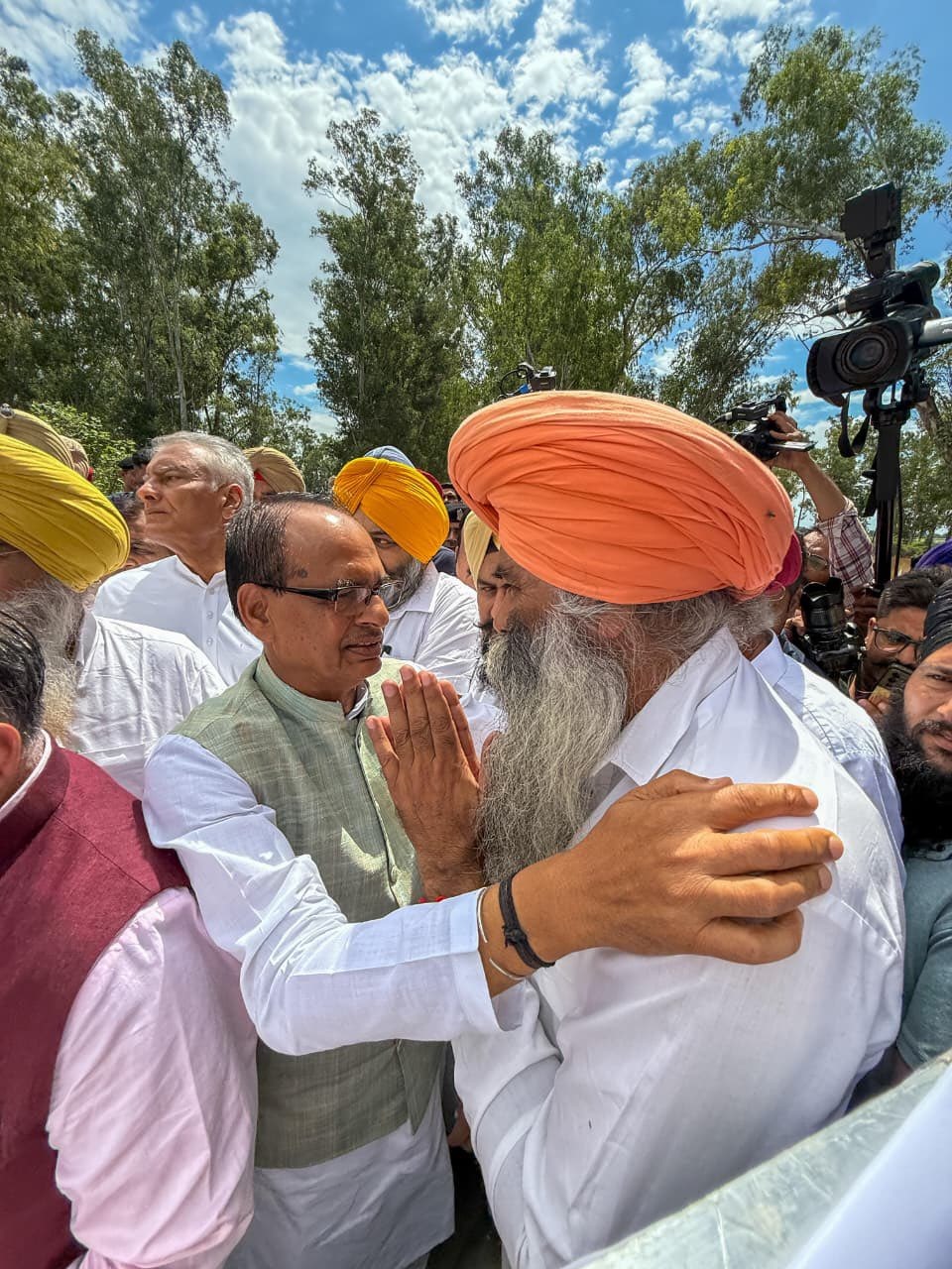 अमृतसर : केंद्रीय मंत्री शिवराज सिंह चौहान ने घोनेवाल गांव का किया दौरा, बाढ़ से हुए नुकसान का लिया जायजा