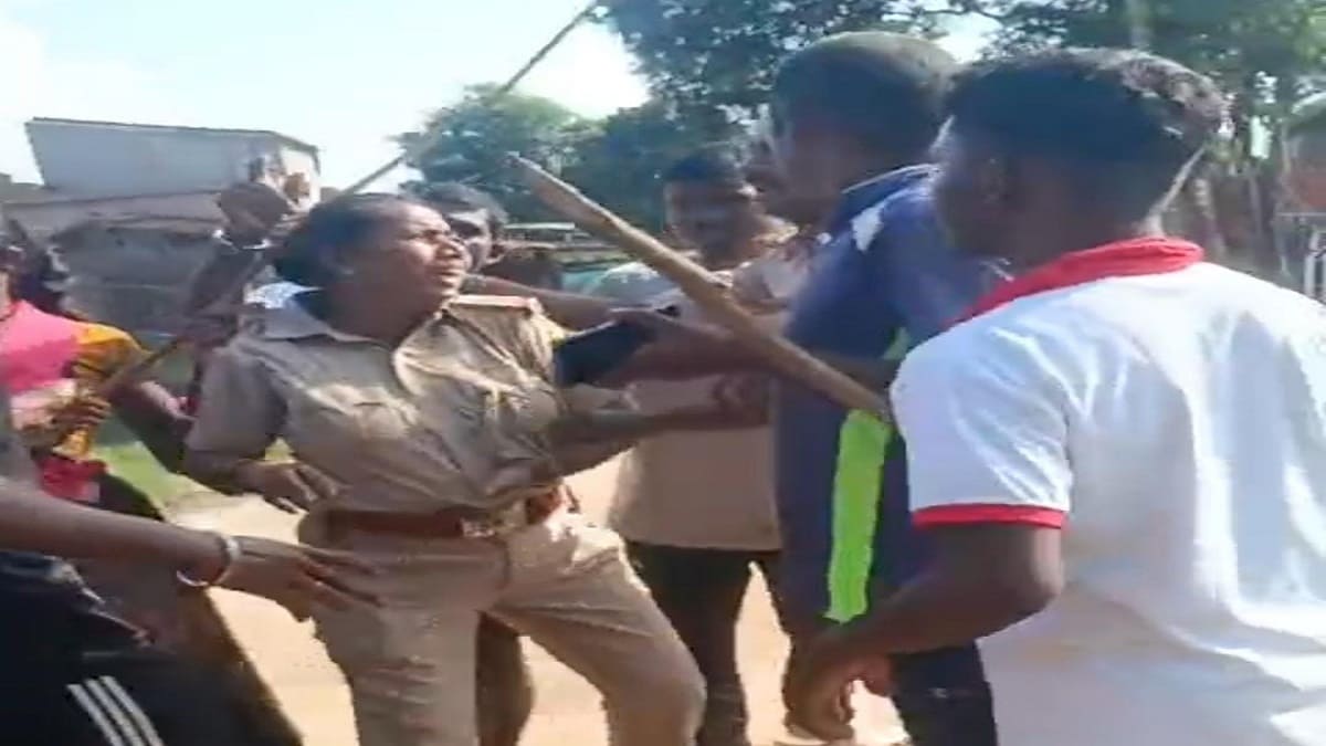 जमुई में पुलिस टीम पर ग्रामीणों ने किया हमला, महिला SI सहित छह पुलिसकर्मी घायल, महिला SI की रोती हुई तस्वीर आई सामने